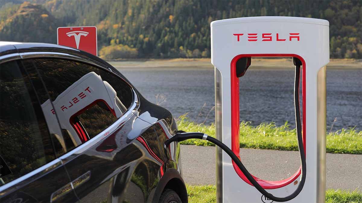 Wat is de Tesla NACS-connector (SAE J3400)?
